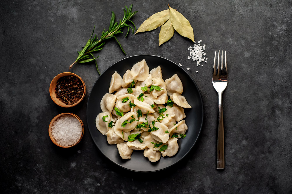 Миска вареників на чорному фоні - краса простих рецептів