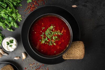 Миска смачного борщу на чорному фоні - Прості Рецепти